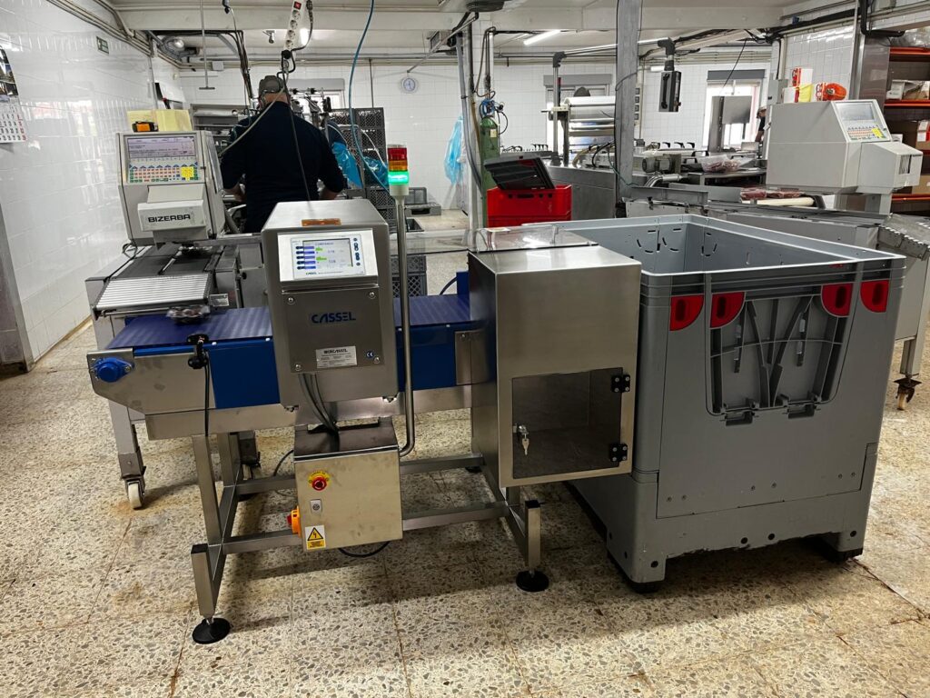 Detector de metales de Ibercassel inspeccionando embutidos en una línea de envasado